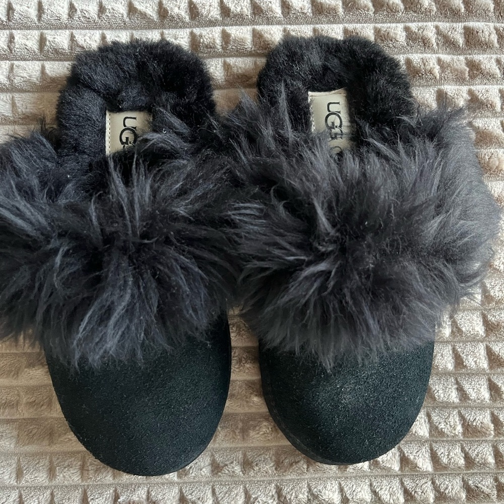 UGG Women's Fluffy Black Slippers